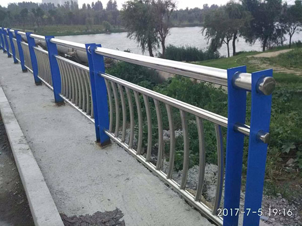 201不銹鋼復合管護欄